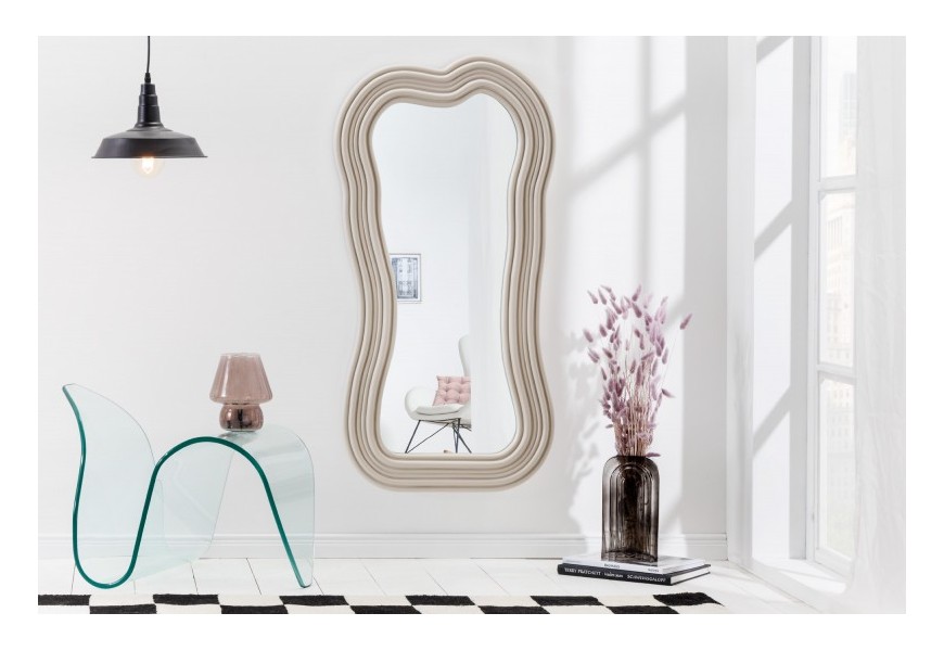 Moderné asymetrické závesné zrkadlo Swan vo svetlo béžovej farbe s kaskádovým efektom v štýle art deco