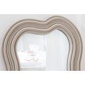 Asymetrické závesné zrkadlo Swan v modernom art deco štýle s rámom z polyuretánu v béžovej farbe