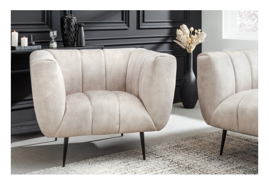 Art deco moderné zamatové kreslo Vermont v krémovej champagne farbe na kovových nožičkách s opierkami na ruky a štýlovým prešívaním