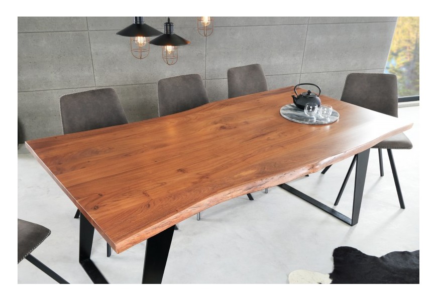 Masívny industriálny jedálenský stôl Mammut z akáciového dreva v prírodnej hnedej fare na kovových nohách v čiernej farbe prepojených v spodnej časti