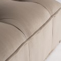 &Scaron;t&yacute;lov&aacute; modern&aacute; pohovka Saraela z ľanu, bavlny a zamatu v b&eacute;žovej farbe s vzorovan&yacute;m vank&uacute;&scaron;om 120cm