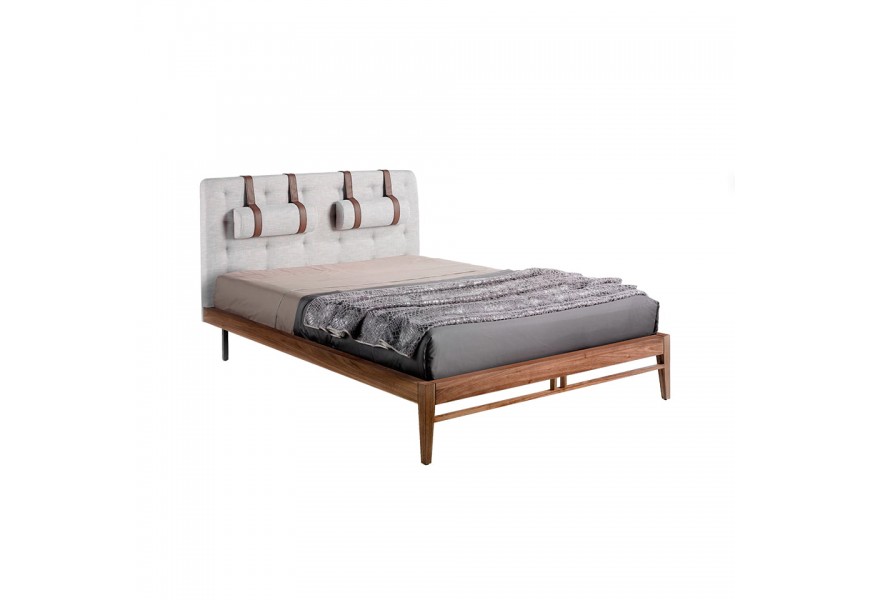 Dizajnová posteľ Forma Moderna s textilným čalúnením v sivej farbe a drevenou konštrukciou z dyhovaného dreva
