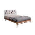 Dizajnová posteľ Forma Moderna s textilným čalúnením v sivej farbe a drevenou konštrukciou z dyhovaného dreva