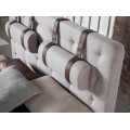 Koženkové popruhy v hnedej farbe umocnia komfortné prevedenie postele Forma Moderna a vyniknú s hnedou konštrukciou