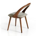 Ergonomicky tvarovaná jemná chrbtová opierka spoločne s mäkkou penou koženkového čalúnenia stoličky Forma Moderna