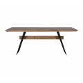Obdĺžnikový hnedý jedálenský stôl Comedor z dubového masívu v industriálnom štýle na dvoch čiernych nohách so štýlovým prepojením