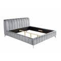 Moderná čalúnená manželská posteľ Orlando v sivej chladnej farbe zamatu s prešívaním na čiernej konštrukcii s nožičkami s matným finišom