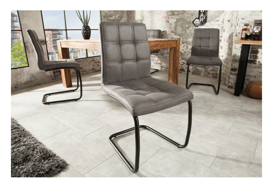 Industriálna jedálenská stolička Naomy s kovovou čiernou konštrukciou a čalúneným prešívaným sedením 92cm