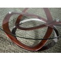 Zaoblené a tvarované nožičky stolíka Forma Moderna z bukového masívneho dreva v hnedej farbe