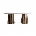 Dizajnový art deco jedálenský stôl Lezey so zlatými kovovými nohami a sklenenou doskou