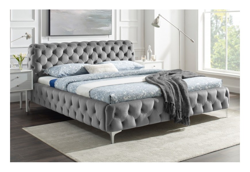 Elegantná čalúnená manželská posteľ Modern Barock so sivým zamatovým poťahom s chesterfield prešívaním