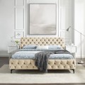 Dizajnová chesterfield manželská posteľ Modern Barock s čalúnením zo zamatu v svetlej farbe šampanského