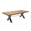 Dizajnový moderný jedálenský stôl Freya v industriálnom štýle z masívneho dreva a čiernymi prekríženými nohami