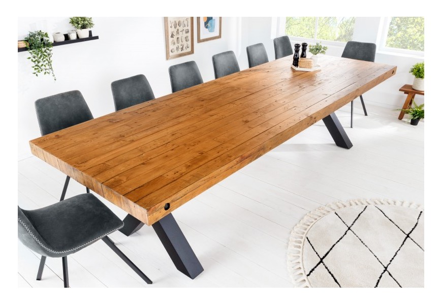 Moderný masívny jedálenský stôl Freya hnedej farby s čiernymi kovovými nohami do x
