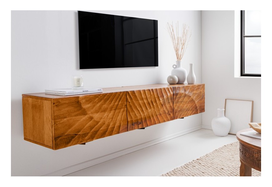 Masívny nástenný TV stolík CUmbria prírodnej hnedej farby z mangového dreva s tromi dvierkami