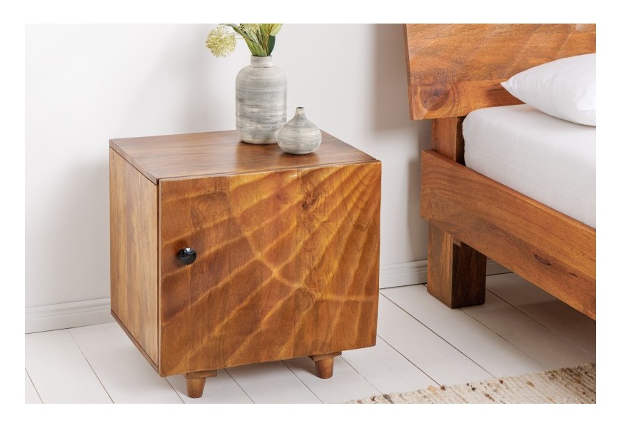 Masívny príručný stolík Cumbria s dvomi poličkami a dvierkami 50cm