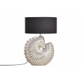 Dizajnová stolná lampa Alexa so striebornou podstavou v tvare mušle a s čiernym okrúhlym tienidlom