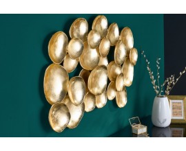 Art deco dizajnová nástenná dekorácia Amren s ozdobnými kovovými plieškami zlatej farby 100cm