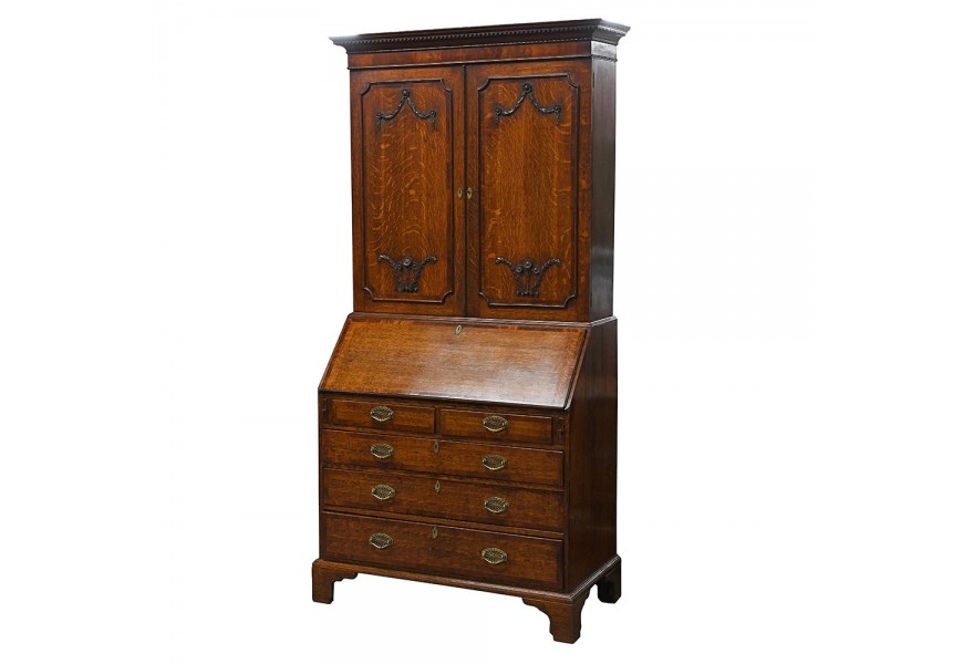 Klasická knižnica Strussi v masívnom prevedení na nízkych nožičkách s dvierkami, policami a zásuvkami v škoricovohnedej farbe s vyrezávaním a kovovými doplnkami