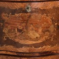 Klasický sekretár Dolce z dreveného masívu v škoricovo hnedej farbe zdobený intarziou na vyrezávaných nožičkách 143cm