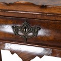 Klasický masívny príručný stolík Dolcetto z orechového dreva s vyrezávaním a zásuvkou 87cm