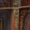 Klasický zdobený príborník Guttavi z dreveného masívu v škoricovo hnedej farbe s intarziou 190cm