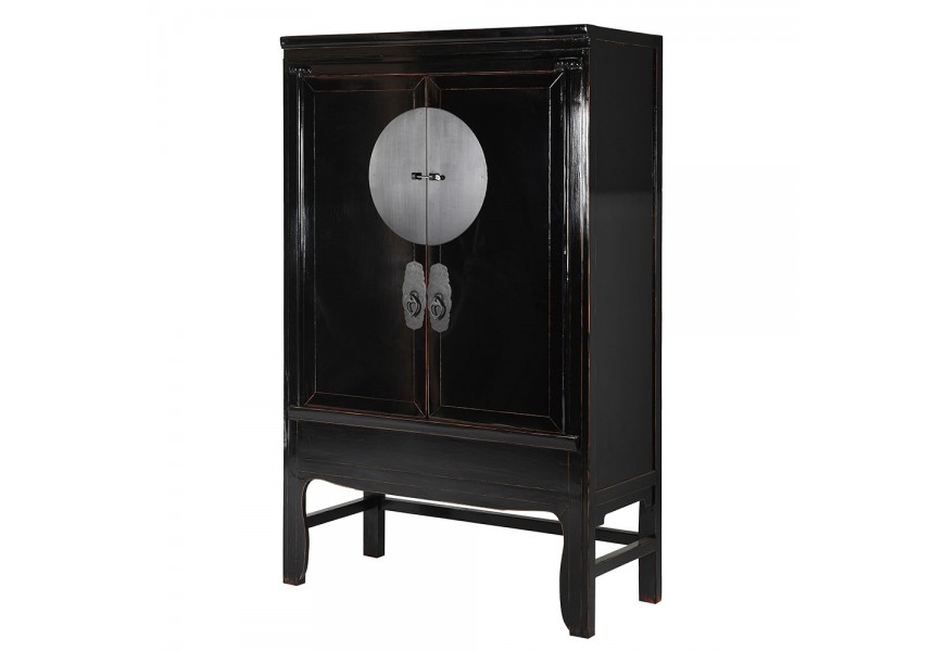 Masívna orientálna barová skrinka Yessien z dreva v čiernom vyhotovení na nožičkách s kovovou aplikáciou a úchytmi v striebornej farbe s úložným priestorom