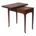 Rozložiteľný herný stolík Gamer v klasickom štýle v tmavohnedom masívnom prevedení na nožičkách s kolieskami a dvomi zásuvkami