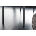 Čierne kovové nožičky modernej lavice Soreli s práškovým nástrekom vytvoria industriálny nádych