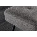 Zažite pohodlie s textúrovaným čalúnením modernej lavice Soreli v tmavosivej farbe