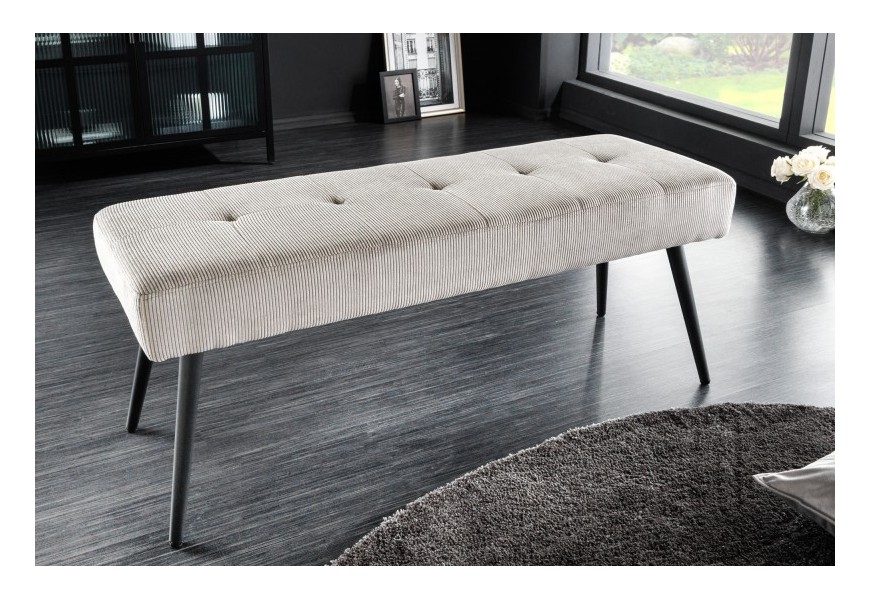 Moderná menčestrová lavica Soreli so svetlosivým čalúnením a čiernymi kovovými nožičkami