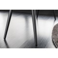 Eleganciu a moderný dizajn lavice Soreli doplňujú čierne kovové nožičky s industriálnym nádychom