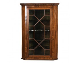 Exkluzívna klasická rohová vitrína Rovenna z masívneho dreva tmavohnedej farby s poličkami a sklenenými dvierkami