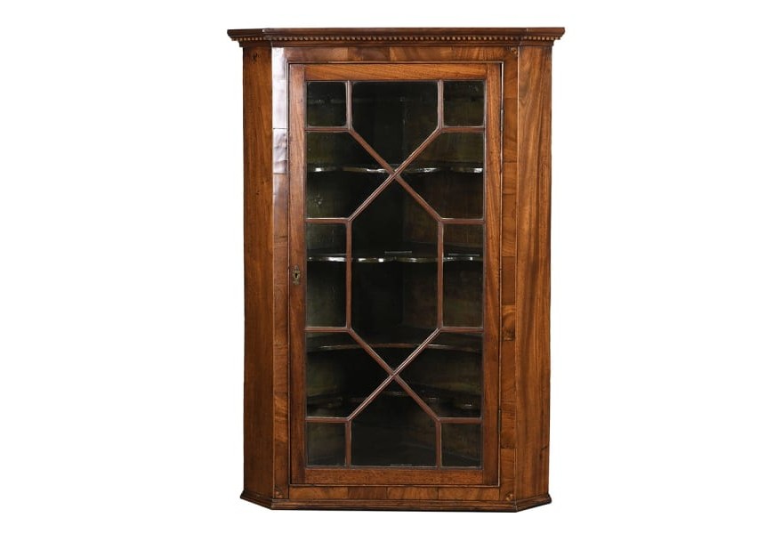 Exkluzívna klasická rohová vitrína Rovenna z masívneho dreva tmavohnedej farby s poličkami a sklenenými dvierkami