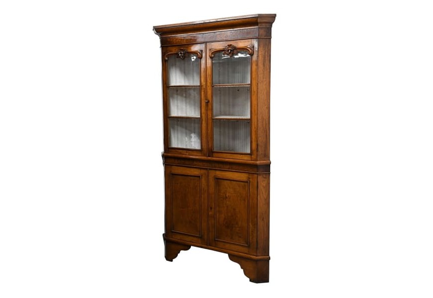 Masívna rohová vitrína Adalia do jedálne či kuchyne v tmavohnedom prevedení s poličkami a sklenenými dvierkami