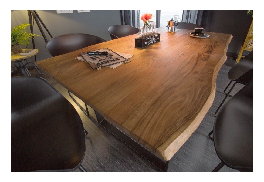 Masívny industriálny jedálenský stôl Mammut z akáciového dreva v prírodnej hnedej farbe na čiernych nohách z kovu