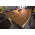 Masívny industriálny jedálenský stôl Mammut z akáciového dreva v prírodnej hnedej farbe na čiernych nohách z kovu