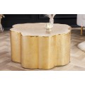 Art deco konferenčný stolík Stobio II v atypickom tvare pníka bez nožičiek z kovu v zlatom prevedení so štruktúrovaným povrchom s glamour efektom