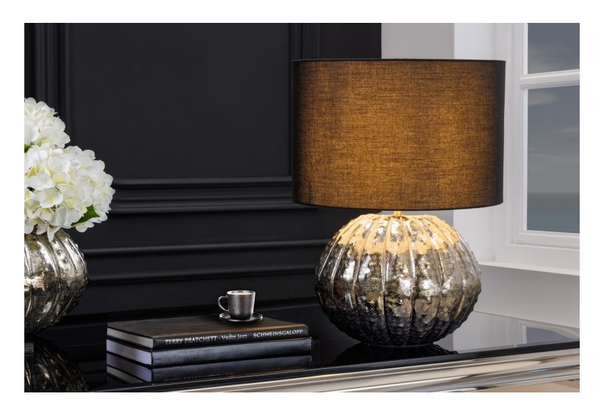 Glamour stolná lampa Redesia s podstavcom v striebornej farbe s lesklým povrchom bankového tvaru s čiernym textilným tienidlom