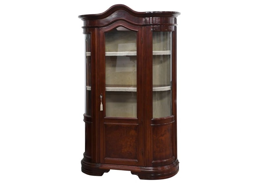 Exkluzívna masívna vitrína Emmana vo vintage štýle tmavohnedej farby so sklenenými dvierkami