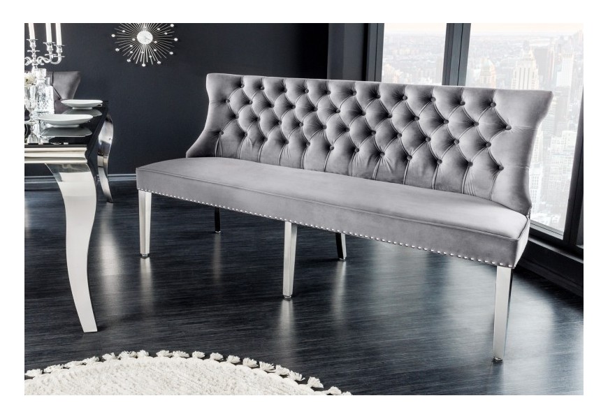 Sivá baroková lavica Modern Barock na nerezových nožičkách s prešívaním na zamatovom poťahu s kovovou aplikáciou leva