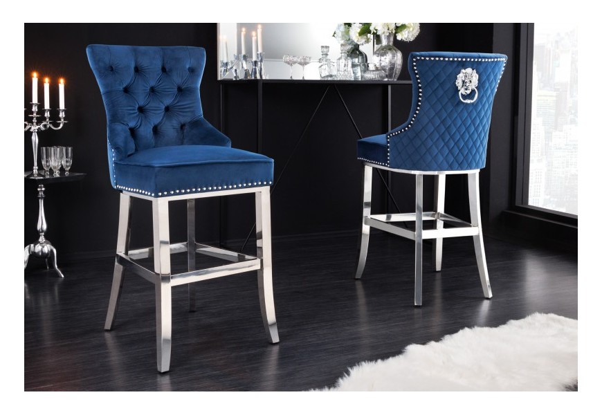 Moderná modrá baroková stolička z kolekcie Modern Barock s nerezovými lesklými nožičkami a zamatovým prešívaným čalúnením s hlavou leva v tvare klopadla