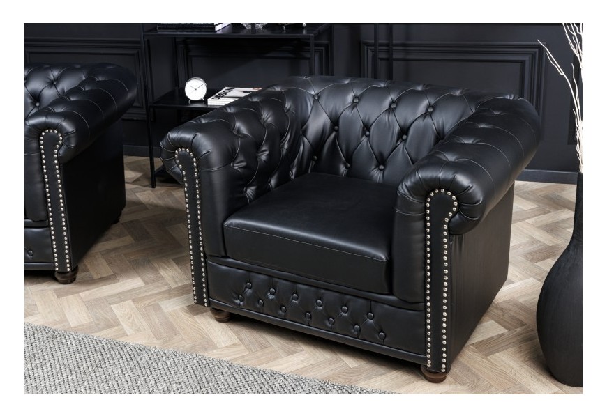Dizajnové kreslo Chesterfield s čiernym poťahom z ekokože s chesterfield prešívaním a kovovým zdobením