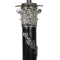 Luxusná stolná lampa Helion s čierno-striebornou ozdobnou podstavou z kovu a čiernym tienidlom 97cm