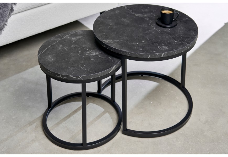 Industriálny set dvoch príručných stolíkov Nadja v čiernom prevedení s okrúhlymi mramorovými doskami a konštrukciou z kovu