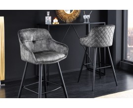 Glamour dizajnová barová stolička Rufus s tmavosivým zamatovým čalúnením a čiernou konštrukciou z kovu 100cm