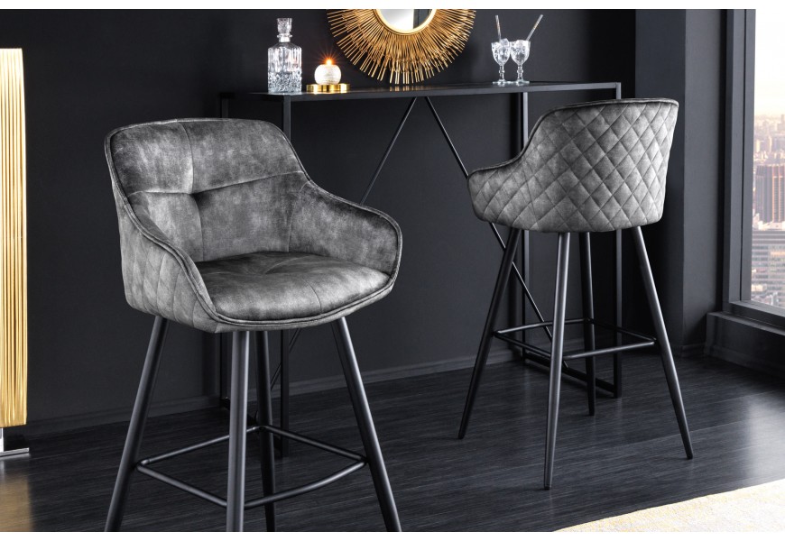 Dizajnová glamour barová stolička Rufus v tmavosivom prevdení so zamatovým poťahom a čiernou kovovou konštrukciou