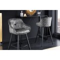 Dizajnová glamour barová stolička Rufus v tmavosivom prevdení so zamatovým poťahom a čiernou kovovou konštrukciou