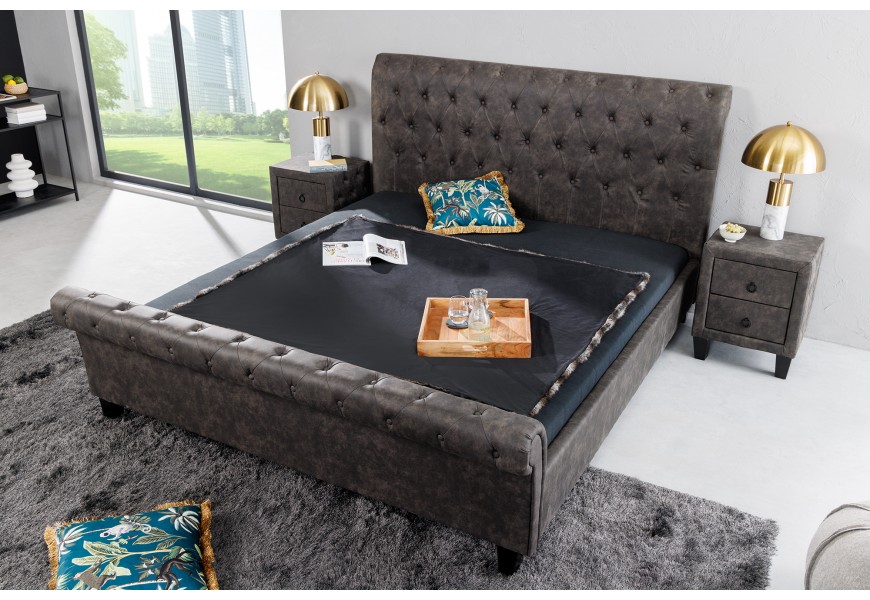 Chesterfield manželsk&aacute; posteľ Gambino s tmavosiv&yacute;m čal&uacute;nen&iacute;m z mikrovl&aacute;kna 180x200cm