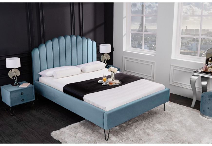 Dizajnová art deco manželská posteľ Aquamarine so zamatovým svetlomodrým poťahom a čiernymi nožičkami z kovu